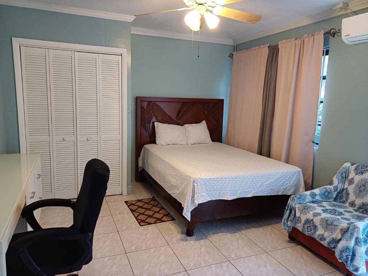 Errol And Nancys Place Guest house Nassau